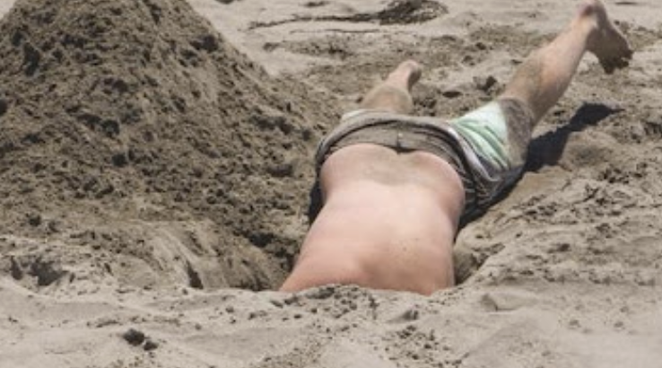 Dráma a Balaton parton! A kisfiú egy lyukat ásott a Balaton parton, amikor megérintett valamit. A legrémisztőbb dolgot, amit el lehet képzelni