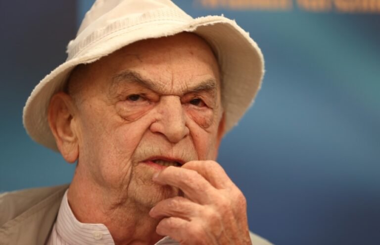 Kirúgták Bodrogi Gyulát