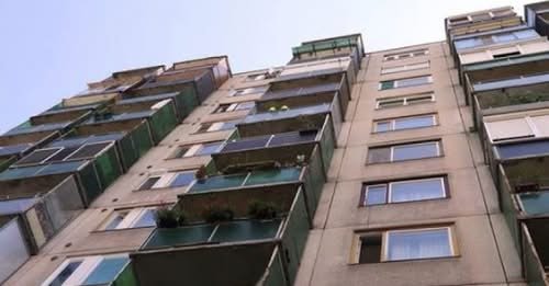 TRAGIKUS hír! Kilakoltatás várt rá, inkább kiugrott. A híres műsorvezető, akit annyian szerettek azonnal szörnyethalt! A rendőrök is megrendültek, mikor kiderült, ki volt Ő: – Mutatjuk a megdöbbentő részleteket: