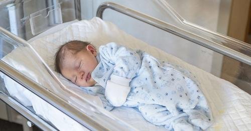 Most érkezett! Belehasad a szív..! EZT az újszülött kislányt találtak a babamentő inkubátorban MA ESTE! Sajnos a baba kicsi teste..