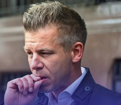 Látványos lendületvesztésben a Tisza Párt: Magyar Péter alig kezdte el a beszédét, máris apadni kezdett a követőtábora