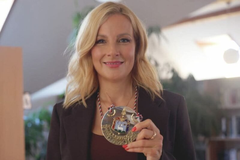 Egy nyugdíjas néni úgy kiosztotta a díszpolgárrá lett Várkonyi Andreát, mint annak a rendje