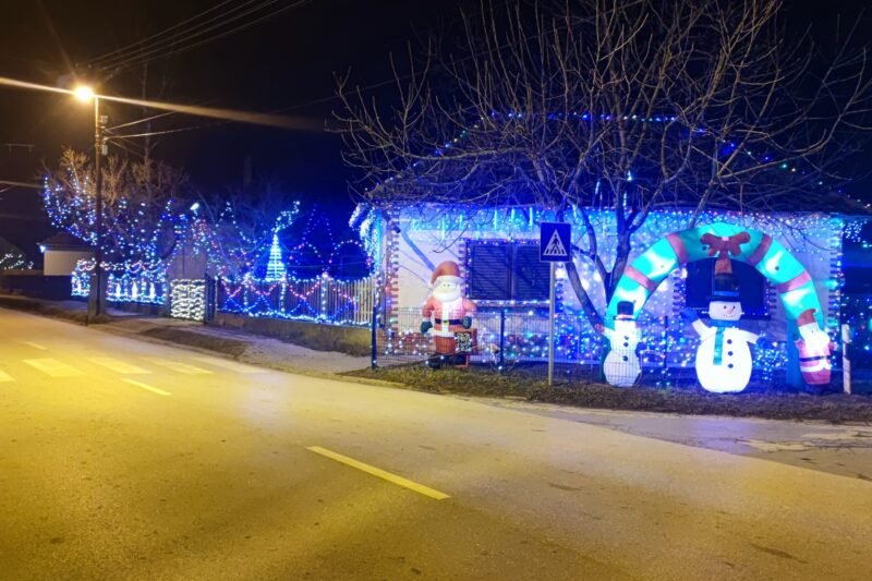 Egy lakiteleki nő a saját házát minden évben kidíszítette az elhunyt lánya emlékére.. igen ám, csak idén az önkormányzat rászólt