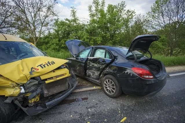 BORZALMAS TRAGÉDIA történt ma reggel! 300-al küldte a halálba a magyar politikus csemete a 60 milliós kocsijával a 41 éves nőt.. Ennek a politikusnak a fia volt..! A magyarázkodásán még a sokat látott Rendőrök is csak néztek: