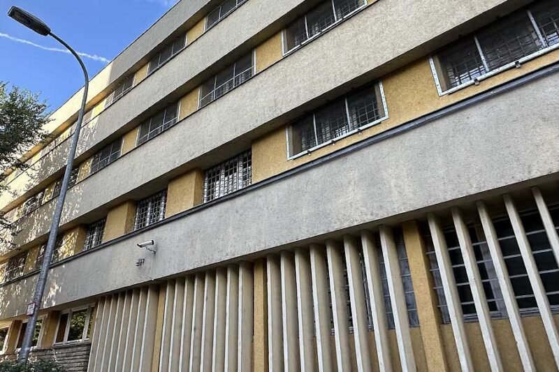 Folytatódnak a gyermekbántalmazások a Szőlő utcában: a napokban az egyik fogvatartottat gyomron ütötte a nevelője