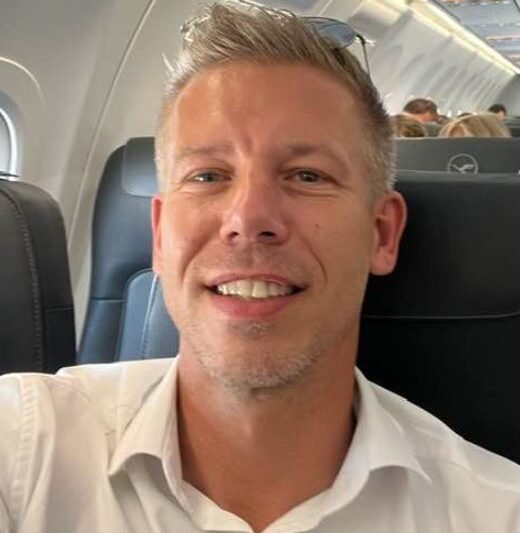 Magyar Péter lefotózta gyönyörű asszisztensét, „aki nélkül megállna az élet!” Mutatjuk a képet