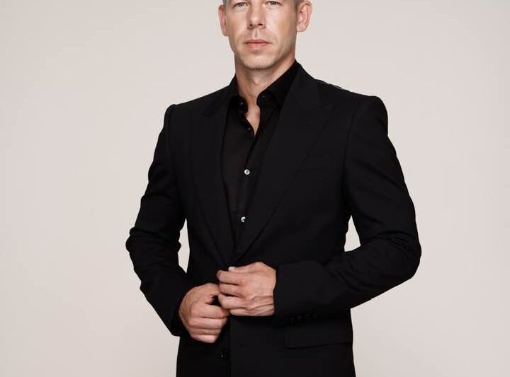 Magyar Péter újévi beszéde: 2026-ban arról kell döntenünk, hogyan akarunk élni  Határozott, konfliktusokat nyíltan vállaló, ugyanakkor történelmi párhuzamokra épülő újévi beszédet tartott Magyar Péter, a Tisza Párt elnöke, aki szerint 2026 nem egyszerűen egy újabb parlamenti választás éve lesz, hanem sorsfordító népszavazás arról, milyen országban akarnak élni a magyarok. A több mint negyedórás beszédet a politikus a YouTube-on és a Facebookon közvetítette, egyes hangsúlyos részeit pedig már december 31-én nyilvánosságra hozta.  Magyar Péter már a beszéd elején világossá tette: nem ünnepi köszöntőt, hanem figyelmeztetést kíván megfogalmazni. Szavai egyaránt szóltak a kormánynak, a köztársasági elnöknek, valamint minden olyan állami és hatalmi szereplőnek, aki – megfogalmazása szerint – szembefordulhat a magyar nép akaratával. Úgy fogalmazott, hogy aki részt vesz egy „alkotmányos puccsban”, legyen az titkosszolgálati, bírói vagy politikai pozícióban, annak a legsúlyosabb következményekkel kell számolnia. Külön kitért arra is, hogy elítél minden olyan kísérletet, amely a választások környékén pánikkeltést, szabotázst vagy manipulációt céloz.  A beszéd egyik központi eleme az úgynevezett „öt szám” volt, amelyek Magyar Péter szerint meghatározzák a magyar történelmi gondolkodást. Ezek a dátumok: 1526, 1848, 1867, 1956 és 1989. Mohács kapcsán hangsúlyozta: a magyar történelem egyik legfájóbb tanulsága, hogy a háború mindig pusztítást hoz, ezért nemzeti egyetértésnek kell lennie abban, hogy Magyarország kimaradjon minden fegyveres konfliktusból. Ígéretet tett arra, hogy egy Tisza-kormány idején nem lesz háború és nem lesz sorkötelezettség, és hazugságnak nevezett minden ezzel ellentétes állítást.