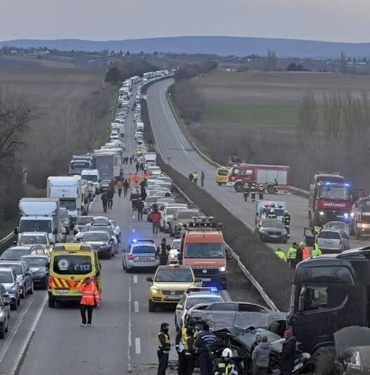 PERCE ÉRKEZETT:Hatalmas baleset ! Közel 5 km-es a torlódás, forgalmat megállították, sávzárás.A helyszínelés jelenleg is tart, a torlódás közel 5 kilométeres.