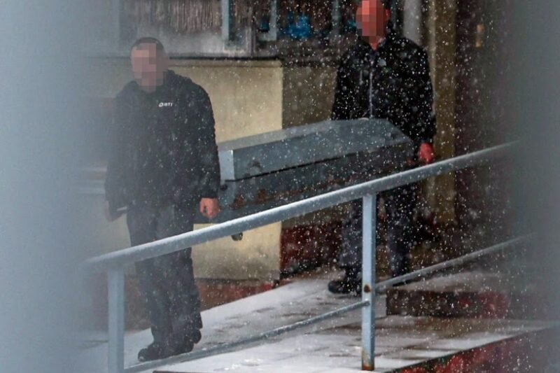 Szívszorító: így vitték el Dudás Miklóst a halottszállítók.. fotók