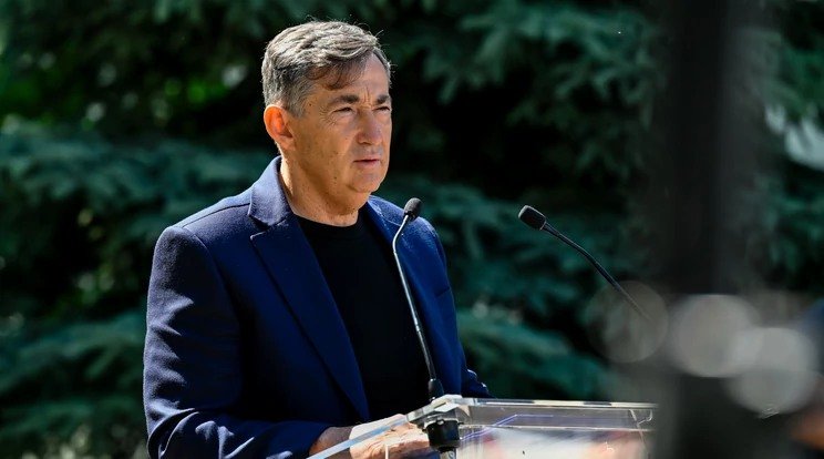 Egyre gyönyörűbb Mészáros Lőrinc…szépségkirálynők verekednek érte