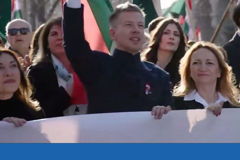 Elkezdődött Magyar Péter felvonulása: Soha nem látott tömeg – ÉLŐ KÖZVETÍTÉS: