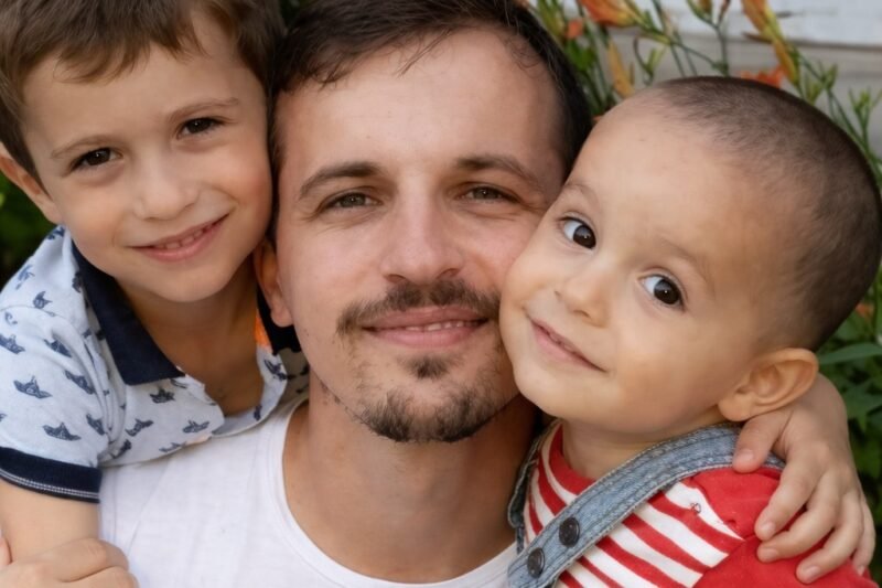 Ő az én roma származású fiam, aki ma 35 éves! Felesége halála után elküldték a munkahelyéről, mert sokat hiányzott a gyerekei miatt. Csak azt szeretném, ha megtekintenék milyen csodálatos alkotások elkészítésével tartja el két gyermekét és pár biztató szóval támogatnák Őt! (1. oldal)