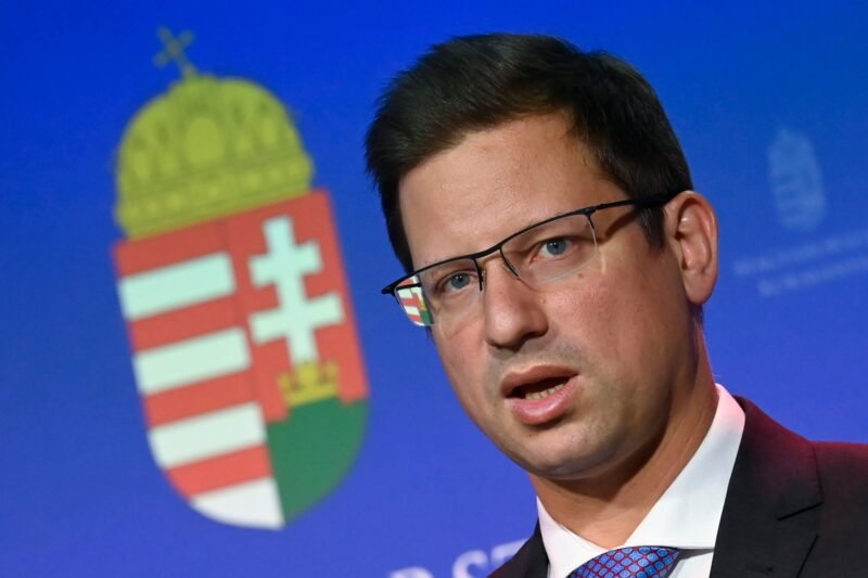 Most jött: Beszólt Mészáros Lőrincnek Gulyás Gergely. ” kisebb hajó, több szerénység…”