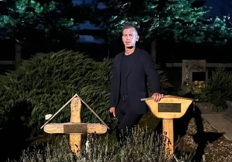 Ma megállt éjjel a temetőben 2 sír előtt.. Amikor megtudtuk, hogy kik vannak ott.. elsírtuk magunk