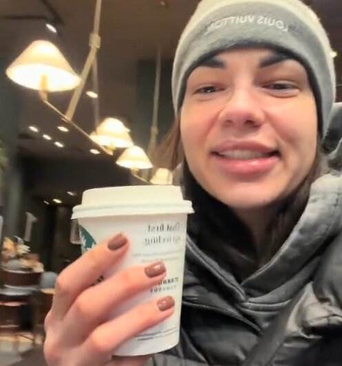 Nem tudom, hogy feltűnt-e nektek, hogy milyen gyönyörű körmei vannak Gáspár Evelinnek. Teljesen illk a szemöldökéhez.