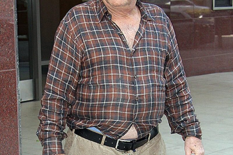 Ráismertek, ki látható a képen? 🧐✨ Ez a ritka, minden sallangtól mentes paparazzi felvétel egy imádott televíziós legendát mutat meg élete utolsó éveiben, nem sokkal a 2011-ben bekövetkezett halála előtt 🌙🖤. A legtöbben egy különösen éles eszű, utánozhatatlan nyomozó szerepéből ismerték, akivel örökre beírta magát a televíziózás történetébe 🎞️🕵️. Az idő nyomot hagyott rajta, de a kisugárzása, a tehetsége és az emlékezetes alakításai máig ott élnek a nézők emlékezetében 💫💛 Te már tudod, kiről van szó? 👇🔍 A megfejtésért nézd meg a felső kommentet! ⤵️📍