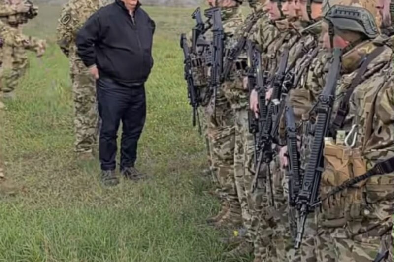 Készültség! Orbán Viktor megvédi a magyarokat.