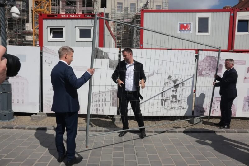 Pénteken ismét a Karmelitába, Orbán Viktor egykori munkahelyére látogatott Magyar Péter