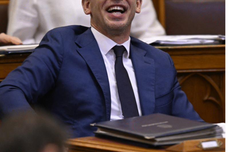 Magyar Péter: Lezárjuk a bábok vergődését „Hétfőn ismertetjük az Országgyűlésben a Nemzeti Vagyonvisszaszerzési és Védelmi Hivatalra vonatkozó javaslatot és az