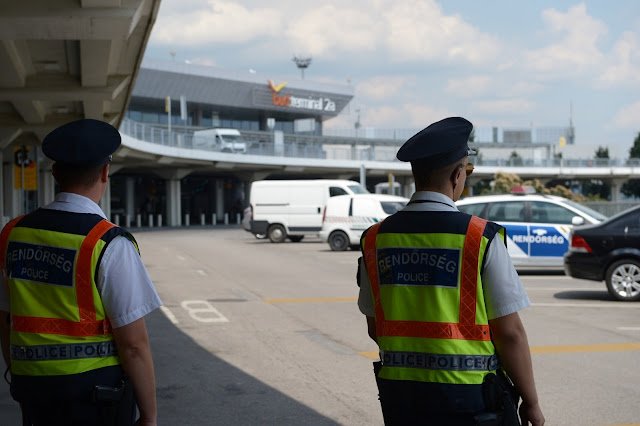 Rendkívüli! A ferihegyi repülőtéren fogták el a befolyásos Fideszes politikust