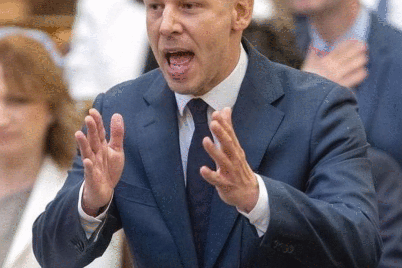 Nem hallgatnak a minisztériumok Magyar Péterre, fizetnek a távozó fideszes államtitkároknak