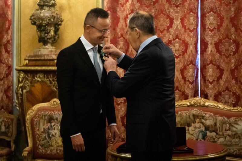 A lengyel külügyminiszter szerint pénzutalások és felvételek bizonyítják, hogy Orbánék együttműködtek az oroszokkal
