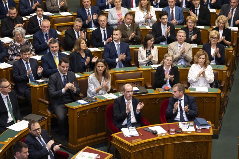 Kirakták az Élő Környezetért Felelős Bizottságból a vadászatokon pózoló Kaprinyák Tibort