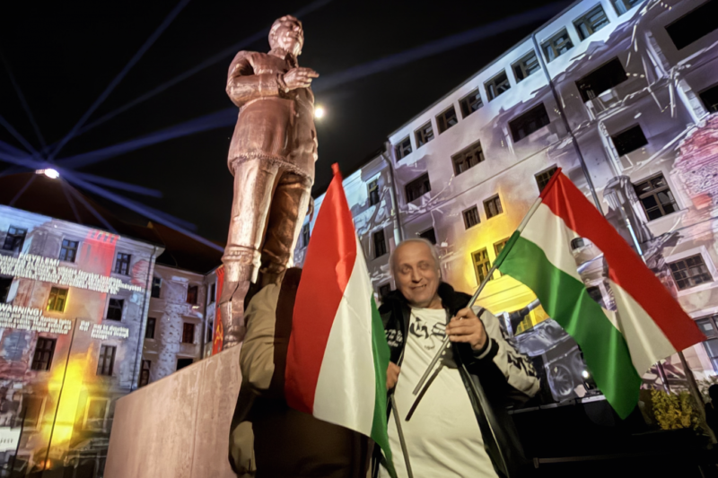 Végtelenszer ledönthető, visszapattanós Sztálin-szoborral tette „átélhetővé” a főváros a „népfelséget”